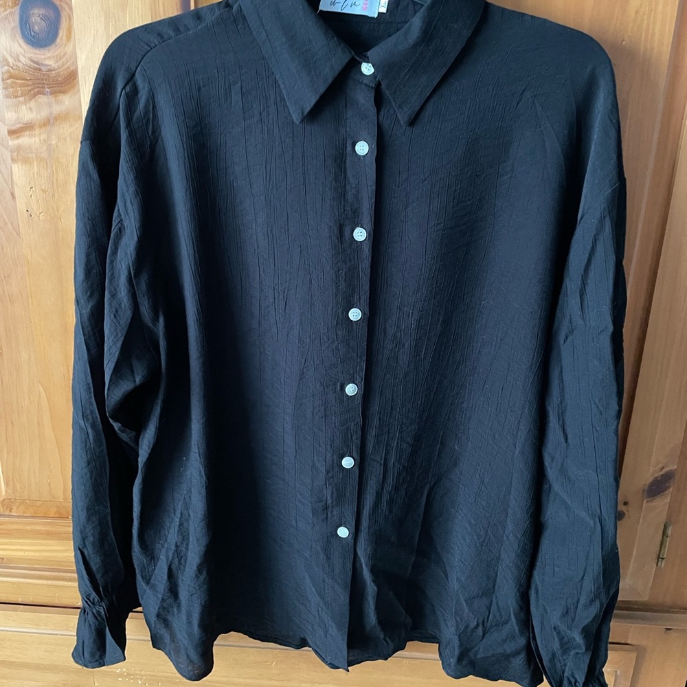 NWOT crinkle black blouse